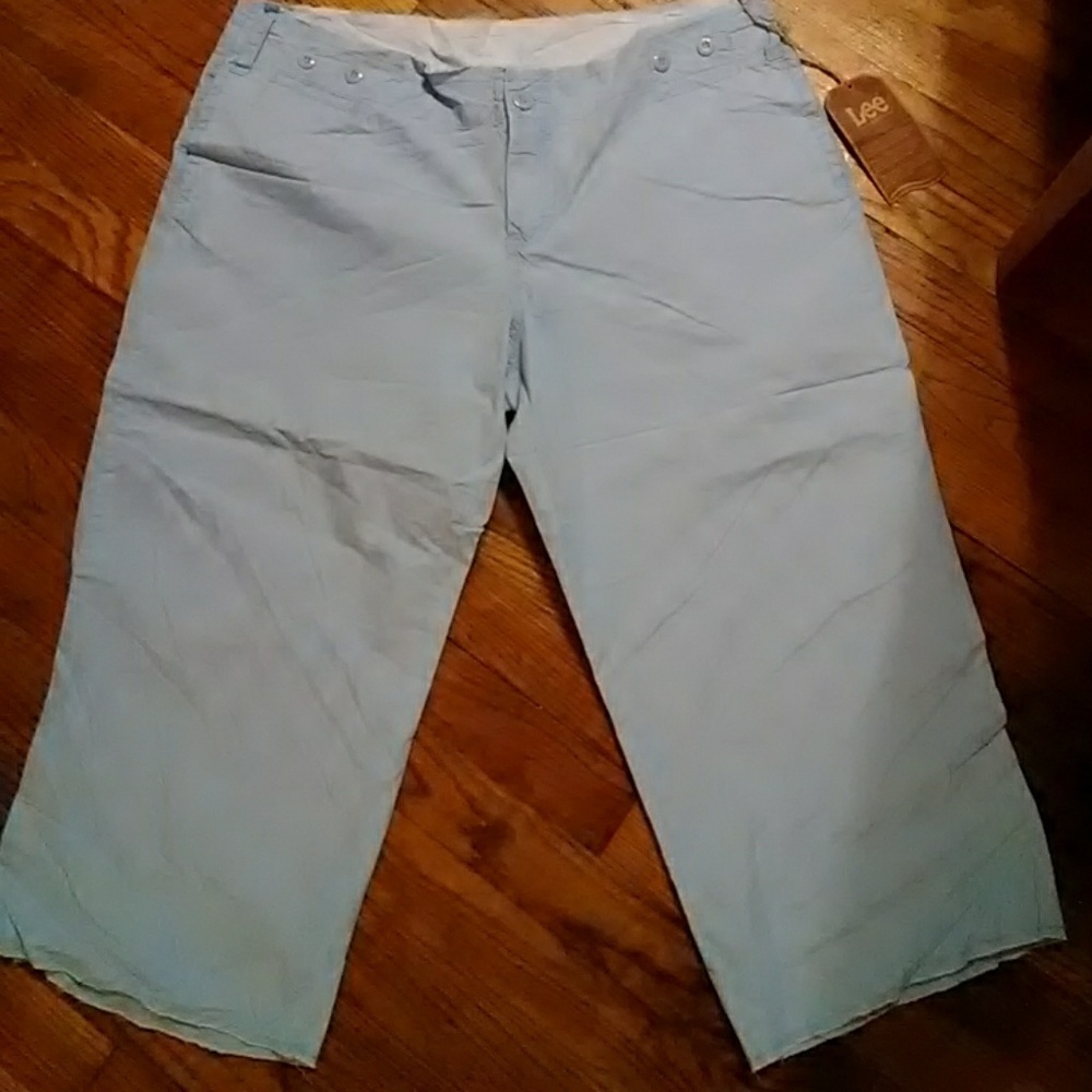 Juniors NWT Raw-Edge Capris